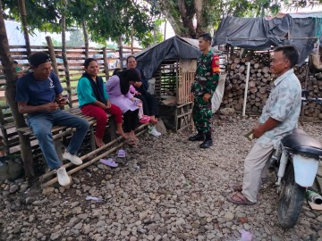 Babinsa Koramil 406-03/Rupit Tingkatkan Kemanunggalan TNI-Rakyat Melalui Komsos di Desa Embacang Baru Ilir