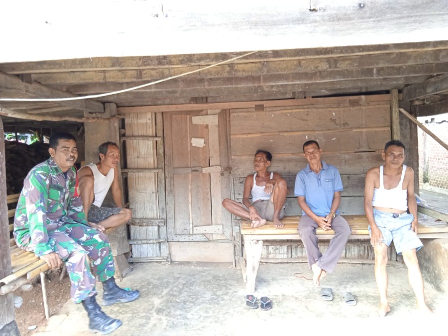 Babinsa Koramil 406-06/Tugumulyo, Peltu Zul Rahman Ciptakan Wilayah Aman dengan Jalin Komsos Bersama Masyarakat di Desa Muara Kati Lama