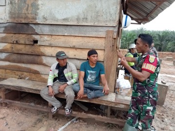 Babinsa Koramil 406-08/Lubuk Linggau Serda Eko Laksanakan Komsos, Ingatkan Warga Soal Keselamatan dan Keamanan