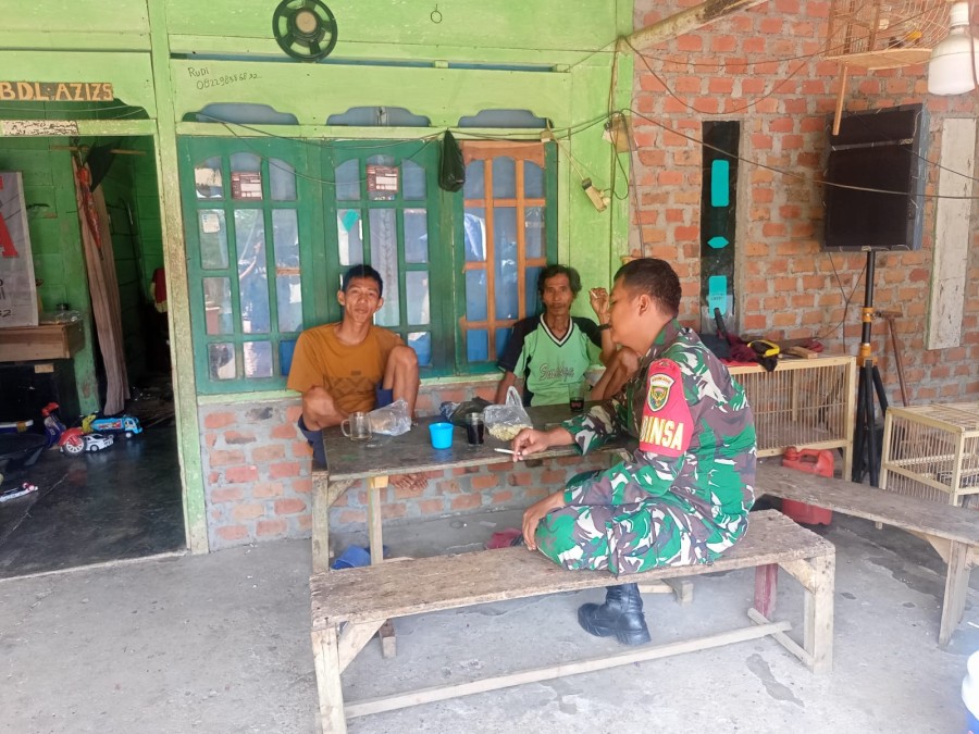 Babinsa Koramil 406-07/Jayaloka jalin Komsos Keamanan Lingkungan