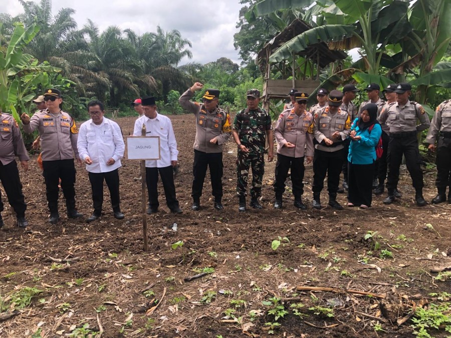 DANRAMIL 406-03/RUPIT HADIRI KEGIATAN LAUNCHING GUGUS TUGAS POLRI UNTUK KETAHANAN PANGAN DI DESA LAWANG AGUNG