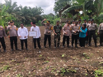 DANRAMIL 406-03/RUPIT HADIRI KEGIATAN LAUNCHING GUGUS TUGAS POLRI UNTUK KETAHANAN PANGAN DI DESA LAWANG AGUNG