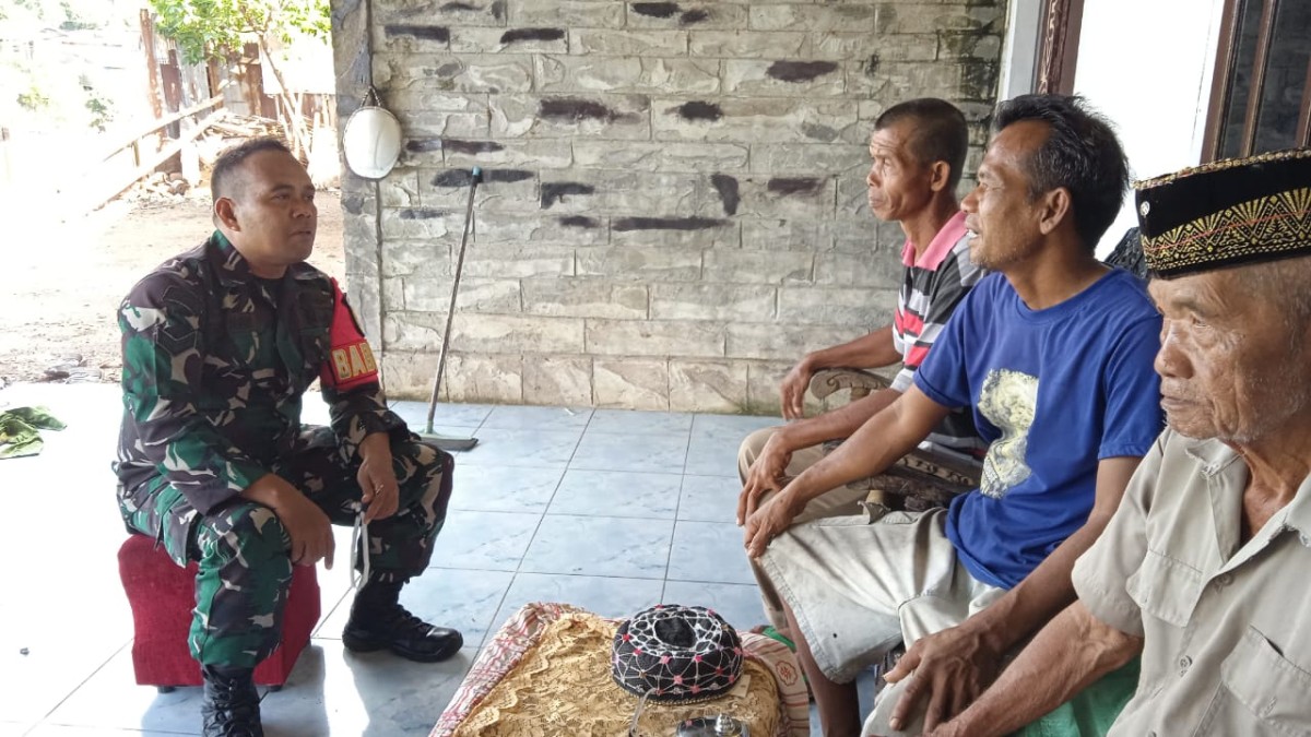 Babinsa Koramil 406-09/Terawas Tingkatkan Hubungan dengan Warga Melalui Komsos
