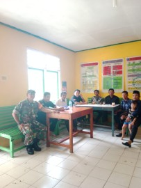 Babinsa Koramil 406-07/Jayaloka Sertu M Daud Jalin Komsos dengan Masyarakat Larangan Membakar Lahan