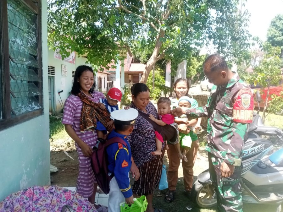 Babinsa Koramil 406-09/Terawas, Sertu Eko Epriyanto, Aktif Dalam Kegiatan Komsos dan Pemantauan Imunisasi Balita