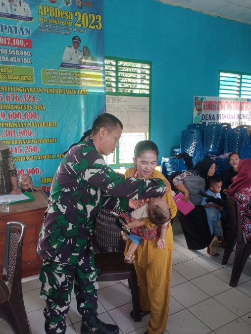 Cegah Stunting Pada Anak, Babinsa Koramil 406-05/Muara Kelingi Lakukan Pendampingan Imunisasi di Desa Sungai Bunut