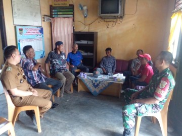 Babinsa Koramil 406-08/Lubuk Linggau Serka Yudi Santoso Hadiri Rapat Linmas Demi Kelancaran Pilkada Damai