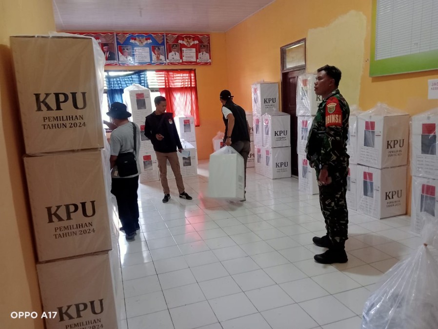 Anggota Koramil 406-02/Rawas Ilir Kawal dan Amankan Logistik Pilkada di Musi Rawas Utara