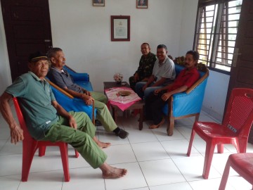 Serka Yudi Santoso, Babinsa Koramil 406-08/Lubuk Linggau Melaksanakan Komsos Bersama Lurah Menghimbau Keamanan Menjelang Pilkada 2024.