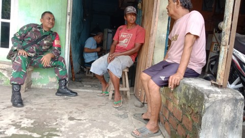 Ciptakan Suasana Kondusif Menjelang Pilkada, Serda Subur Babinsa Koramil 406-06/Tugumulyo Jalin Komsos dengan Masyarakat desa binaan.