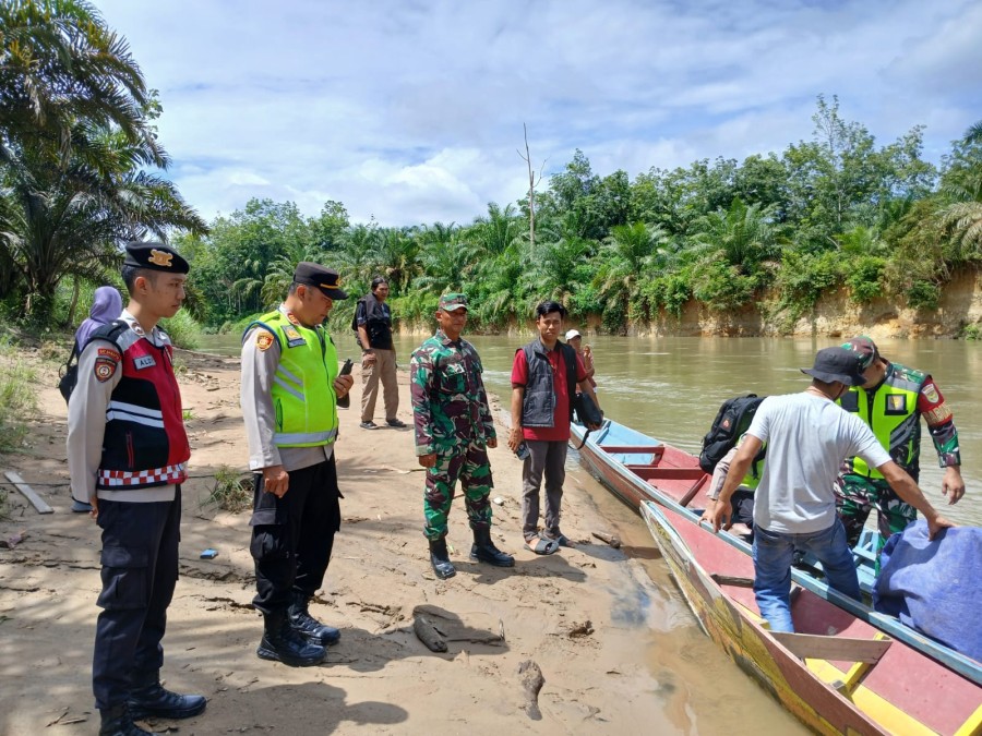 Danramil 406-09/Terawas Lettu Inf Abdi Nusa Putra Pantau Pengantaran Logistik Pemilu ke Dusun Pengantin.