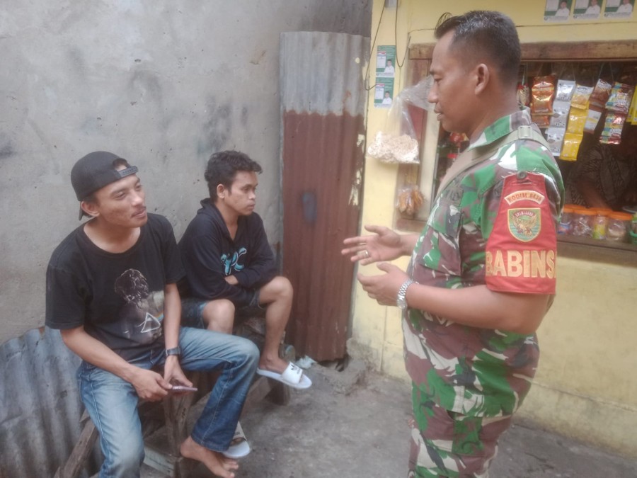 Babinsa Koramil 406-04 / Muara Lakitan Serda Oktariansyah Jalin Komunikasi Sosial (Komsos) dengan Masyarakat untuk Menjaga Keharmonisan