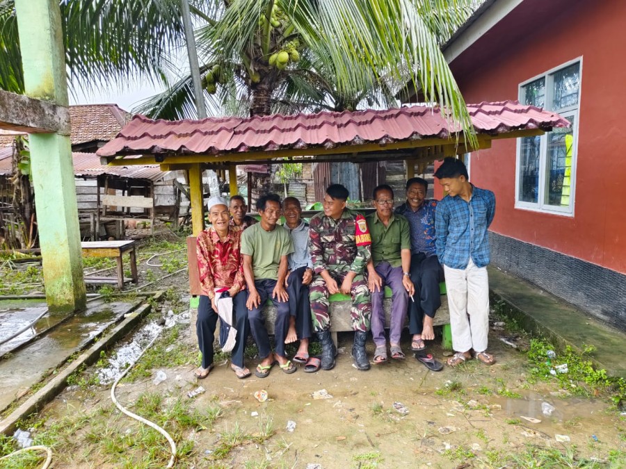 Kopda Mitra Babinsa Koramil 406-03/Rupit Melaksanakan Komsos dengan Masyarakat Desa Noman