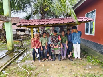 Kopda Mitra Babinsa Koramil 406-03/Rupit Melaksanakan Komsos dengan Masyarakat Desa Noman