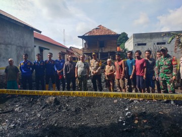 Babinsa Koramil 406-06/Tugumulyo Pastikan Tidak Ada Korban Jiwa dalam Kebakaran Rumah Warga di Desa Lubuk Besar