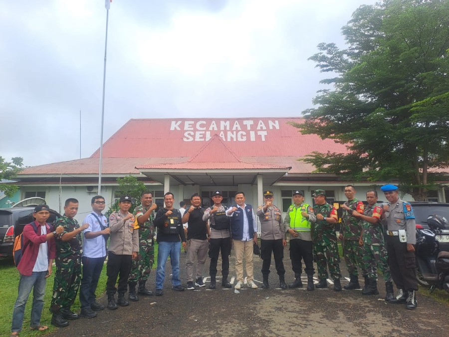 Babinsa Koramil 406-09/Terawas Laksanakan Pengamanan Rapat Pleno di Wilayah Binaan