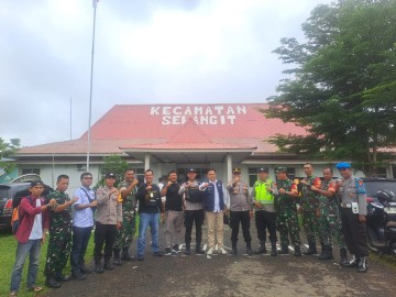 Babinsa Koramil 406-09/Terawas Laksanakan Pengamanan Rapat Pleno di Wilayah Binaan