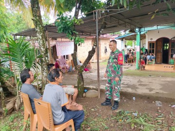 Babinsa Serka Kgs Muhammad Lakukan Komsos, Ingatkan Bahaya Narkoba.