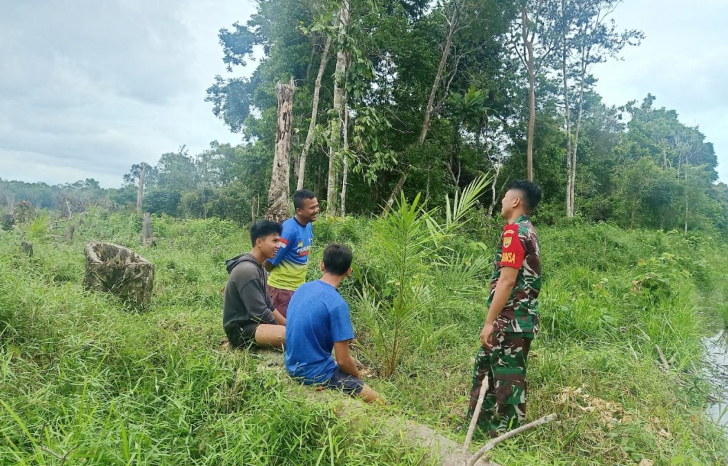 Danramil 406-01/Rawas Ulu Laksanakan Komsos Silaturahmi dengan Pemuda Desa Muara Kuis