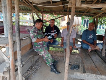 Babinsa 406-03/Rupit Laksanakan Komsos dengan Warga Desa Sukaraja, Karang Jaya