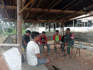 Babinsa Koramil 406-02/Rawas Ilir Tingkatkan Komunikasi dengan Warga Desa Beringin Sakti