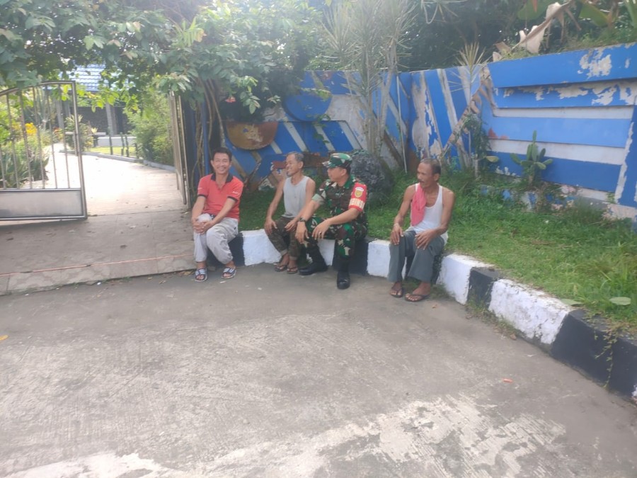 Babinsa Koramil 406-10/Lubuk Linggau Timur Serma Asep Juliansyah Laksanakan Komsos Bersama Warga