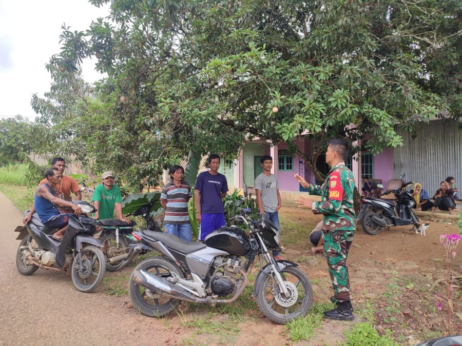 Babinsa Koramil 406-09/Terawas Lakukan Komsos dengan Warga untuk Jaga Kamtibmas Pasca Pilkada