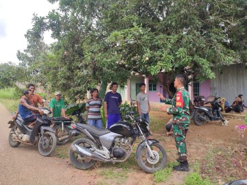 Babinsa Koramil 406-09/Terawas Lakukan Komsos dengan Warga untuk Jaga Kamtibmas Pasca Pilkada