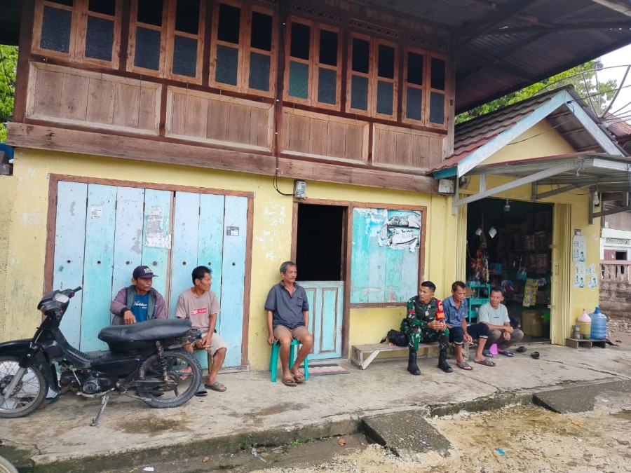 Babinsa Koramil 406-03/Rupit Tingkatkan Sinergitas dengan Masyarakat Desa Embacang Baru Ilir