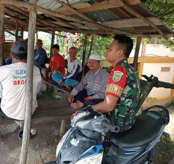 Serda Ade Kurnia, Babinsa Koramil 406-03/Rupit, Laksanakan Komsos dengan Masyarakat Desa Rantau Telang