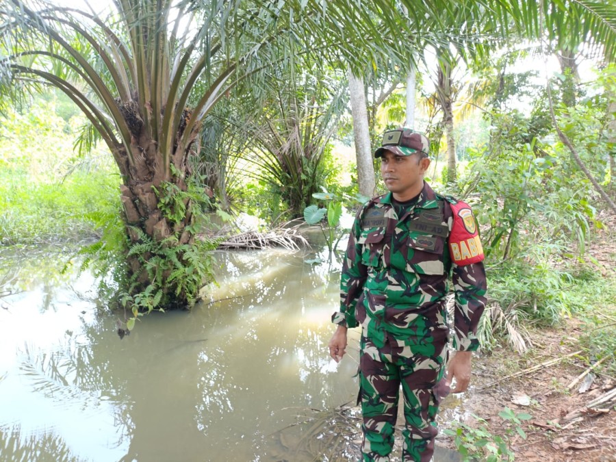 Babinsa Koramil 406-06/Tugumulyo dalam Menghadapi Musim Penghujan