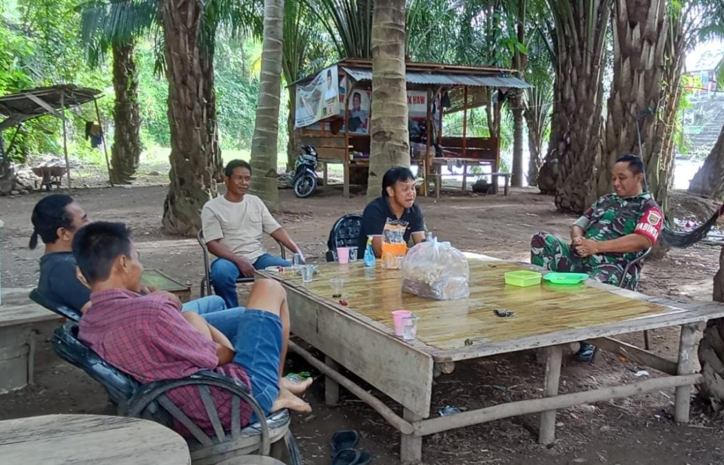 Babinsa Koramil 406-10/Lubuk Linggau Timur Komsos Bersama Warga, Jalin Komunikasi Untuk Peroleh Informasi Yang Berkembang Di Wilayah