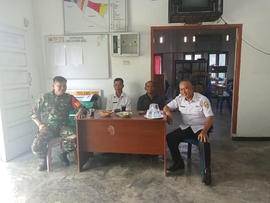 Tingkat kan sinergitas di Wilayah Serda daniel Babinsa Koramil 406-04/Muara Lakitan jalin Komsos dengan Lurah Talang Ubi di wilayah binaan