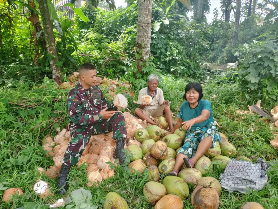 Komunikasi Sosial Babinsa Serda Aferi Yansyah dengan Petani Kelapa Di Desa Leban Jaya