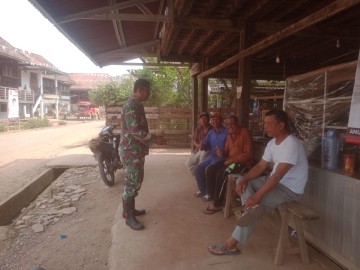 Babinsa Koramil 406-04 / Muara Lakitan Serda Oktoriansyah Laksanakan Komsos dengan Masyarakat Desa Semeteh