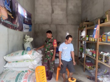 Babinsa Koramil 406-07/Jayaloka Giat Komsos dengan Pok Tani Tentang Pupuk