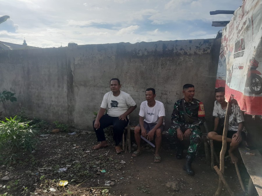 Babinsa Koramil 406-08/Lubuk Linggau Serka Sopian Efendi Ajak Warga Tingkatkan Kepedulian Lingkungan