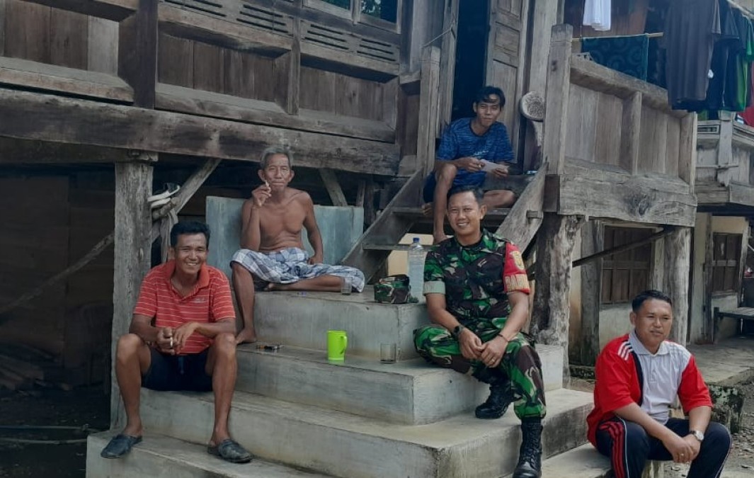 Babinsa Koramil 406-05/Muara Kelingi Serda Andre Gelar Komsos Bersama Masyarakat Desa Sadu