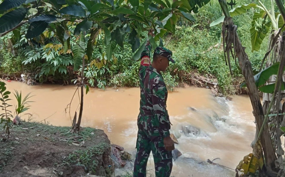 Babinsa Koramil Serda Rohman Monitoring Debit Air Sungai untuk Penanggulangan Bencana Alam di Wilayah