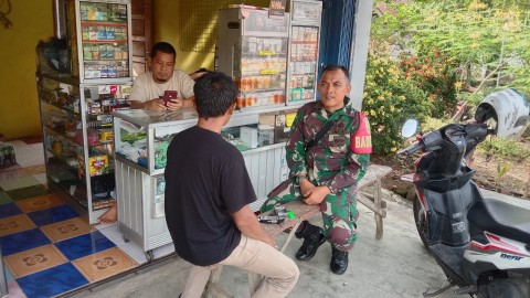 Babinsa Koramil 406-06/Tugumulyo Tingkatkan Keakraban Melalui Komsos dengan Warga