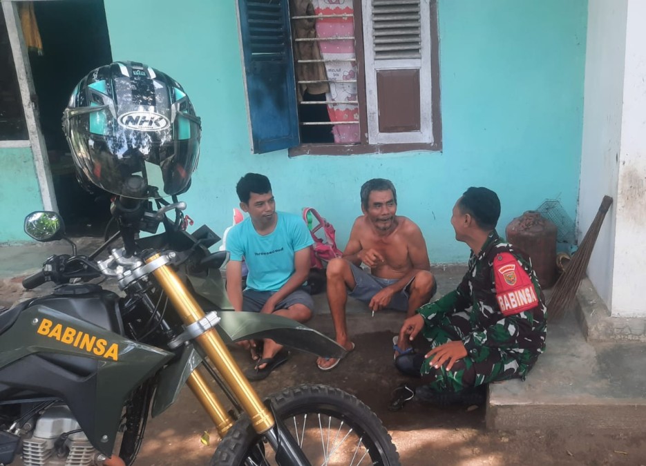 Wujudkan Kemanunggalan TNI dan Rakyat, Babinsa Kopda Agung Prayogi Laksanakan Komunikasi Sosial Bersama Warga