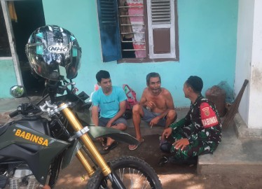 Wujudkan Kemanunggalan TNI dan Rakyat, Babinsa Kopda Agung Prayogi Laksanakan Komunikasi Sosial Bersama Warga