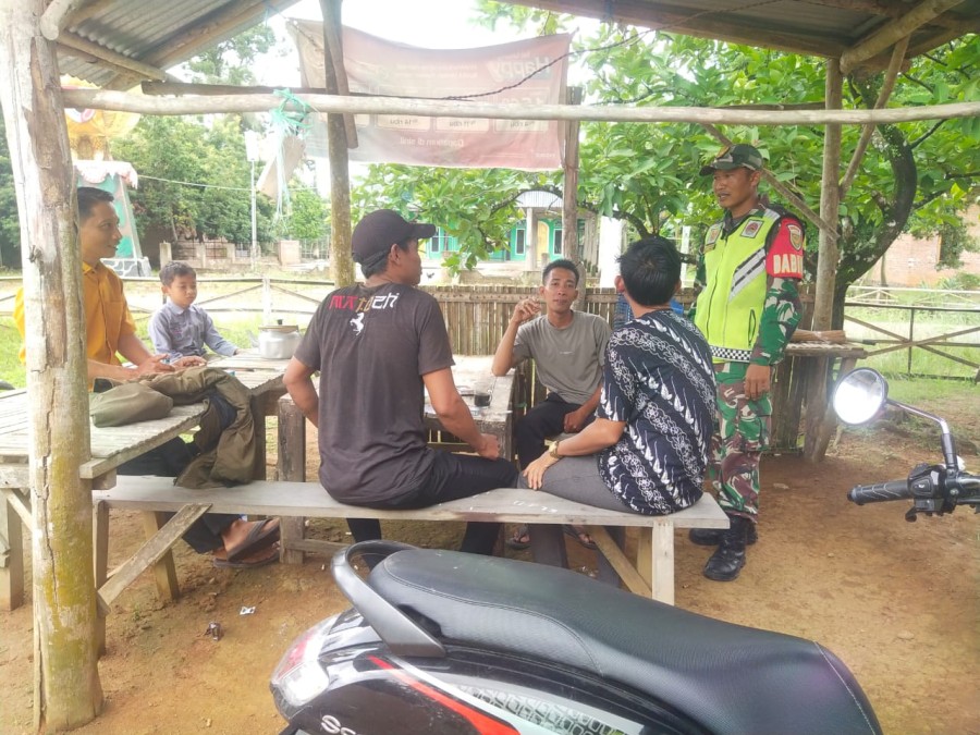 Babinsa Koramil 406-04/Muara Lakitan Jalin Keakraban dengan Warga Desa Sumber Rejo
