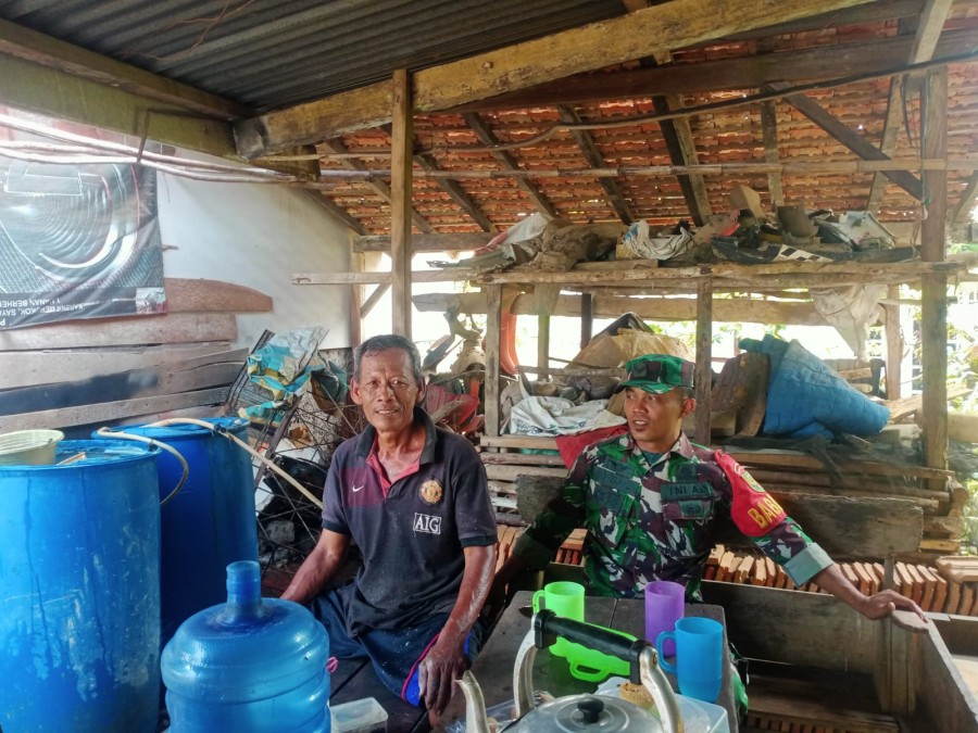 Sertu Wisnu Babinsa Koramil 406-07/Jayaloka Laksanakan Komsos Bersama Warga Desa Cipto Dadi