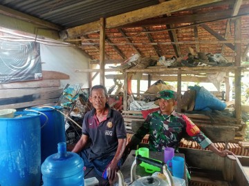 Sertu Wisnu Babinsa Koramil 406-07/Jayaloka Laksanakan Komsos Bersama Warga Desa Cipto Dadi