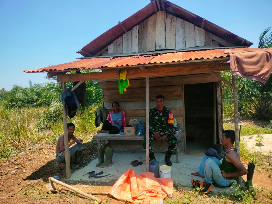 Babinsa Koramil 406-04/Muara Lakitan Jalin Komunikasi Sosial dengan Petani Desa Pelita Jaya