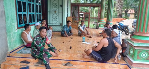 Wujud Guyub Rukun, Babinsa Koramil 406-05/Mkl Serda Wijon Senpri Membaur Bersama Warga dalam Kegiatan Komunikasi Sosial