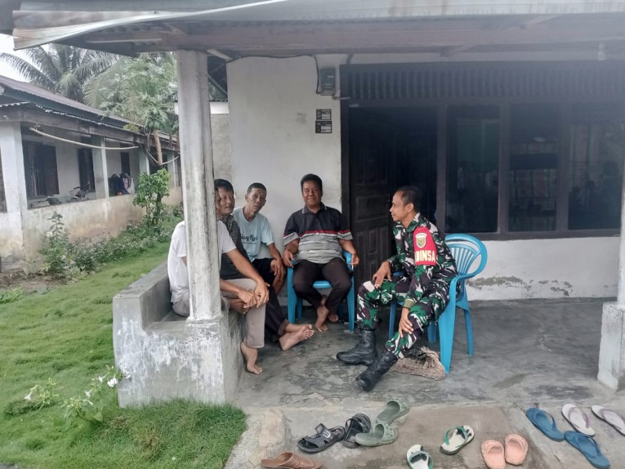 Sertu Eko, Babinsa Koramil 406-09/Terawas, Melaksanakan Komsos Terkait Keamanan.