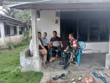 Sertu Eko, Babinsa Koramil 406-09/Terawas, Melaksanakan Komsos Terkait Keamanan.