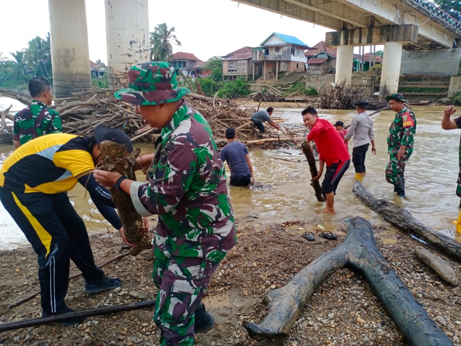 Sambut Hari Juang TNI AD ke-79 Personil Koramil Jajaran Kodim 0406 Lubuk Linggau Berendam Di Aliran Sungai Rupit